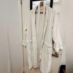 men's white bathrobe